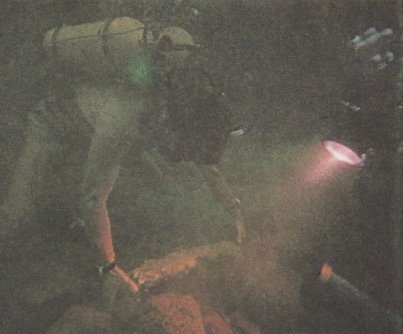 За прецизна работа в големите дълбочини леководолазът се нуждае от изкуствено осветление sinija_prag_izkustveno_osvetlenie.jpg