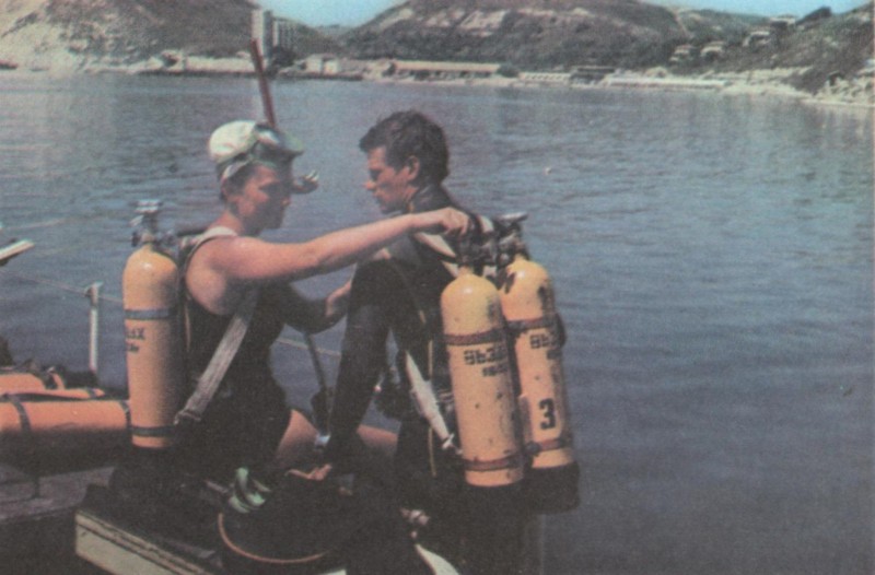 Каварна, 1969. Ваня и Ваньо Т. пред спущане под водата sinija_prag_vania_i_vanio_t.jpg