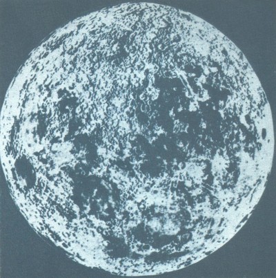 Луната е най-близкото до Земята небесно тяло, спътник на Земята. Средното разстояние от Земята до Луната е около 384 хиляди километра Луната е най-близкото до Земята небесно тяло, спътник на Земята. Средното разстояние от Земята до Луната е около 384 хиляди километра