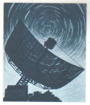 Малък радиотелескоп на фона на снимка на звездното небе, направена с неподвижен фотоапарат Малък радиотелескоп на фона на снимка на звездното небе, направена с неподвижен фотоапарат