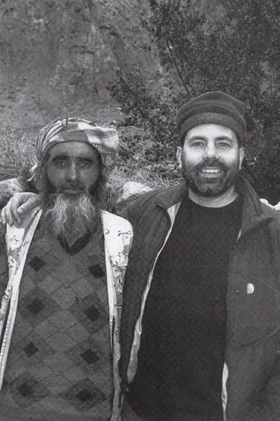 Релин с Ибрахим, един от старейшините на село Хуше. 16_relin_ibrahim.jpg