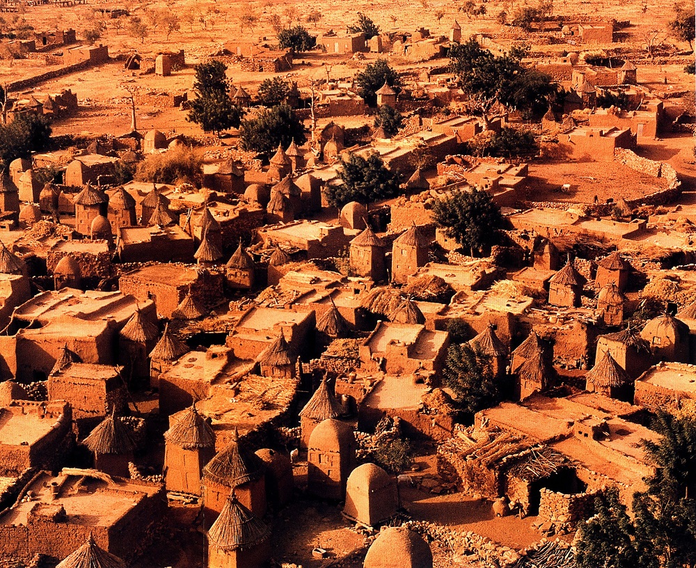 Село Сонго (на около 84 км югозападно от Мопти) е живописен пример за догонска архитектура. 106_songo.jpg