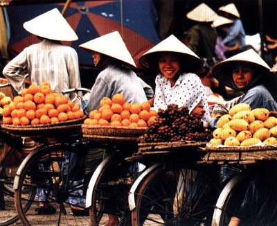 Жени с традиционни конусовидни шапки посрещат приветливо посетителите на ханойския пазар. 282_jeni.jpg