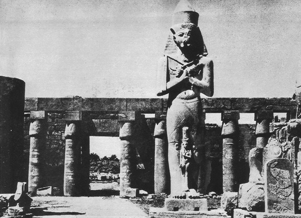34. Храмът на Амон в Карнак с колосалната статуя на Рамзес II hram_amon_karnak.jpg