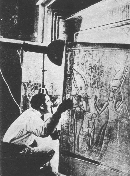 46. Хауърд Картър отваря вратата на втория позлатен саркофаг-шкаф kartar_otvarya_vtoriya_sarkofag.jpg