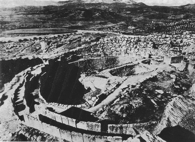 15. Микена. Шахтови гробници „А“ вътре в крепостните стени mikena_shahtovi_grobnitsi_a.jpg