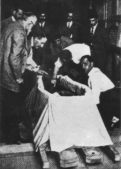 50. Д-р Дери прави първия разрез в обвивката на мумията на Тутанкамон parvi_razrez_mumiya.jpg