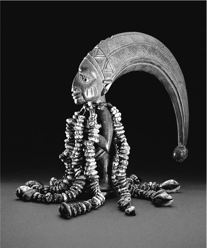 Фигура 64. Едшу Трикстерът (дърворезба, раковини и кожа; йоруба; Нигерия; XIX — началото на XX в.) fig_64.jpg