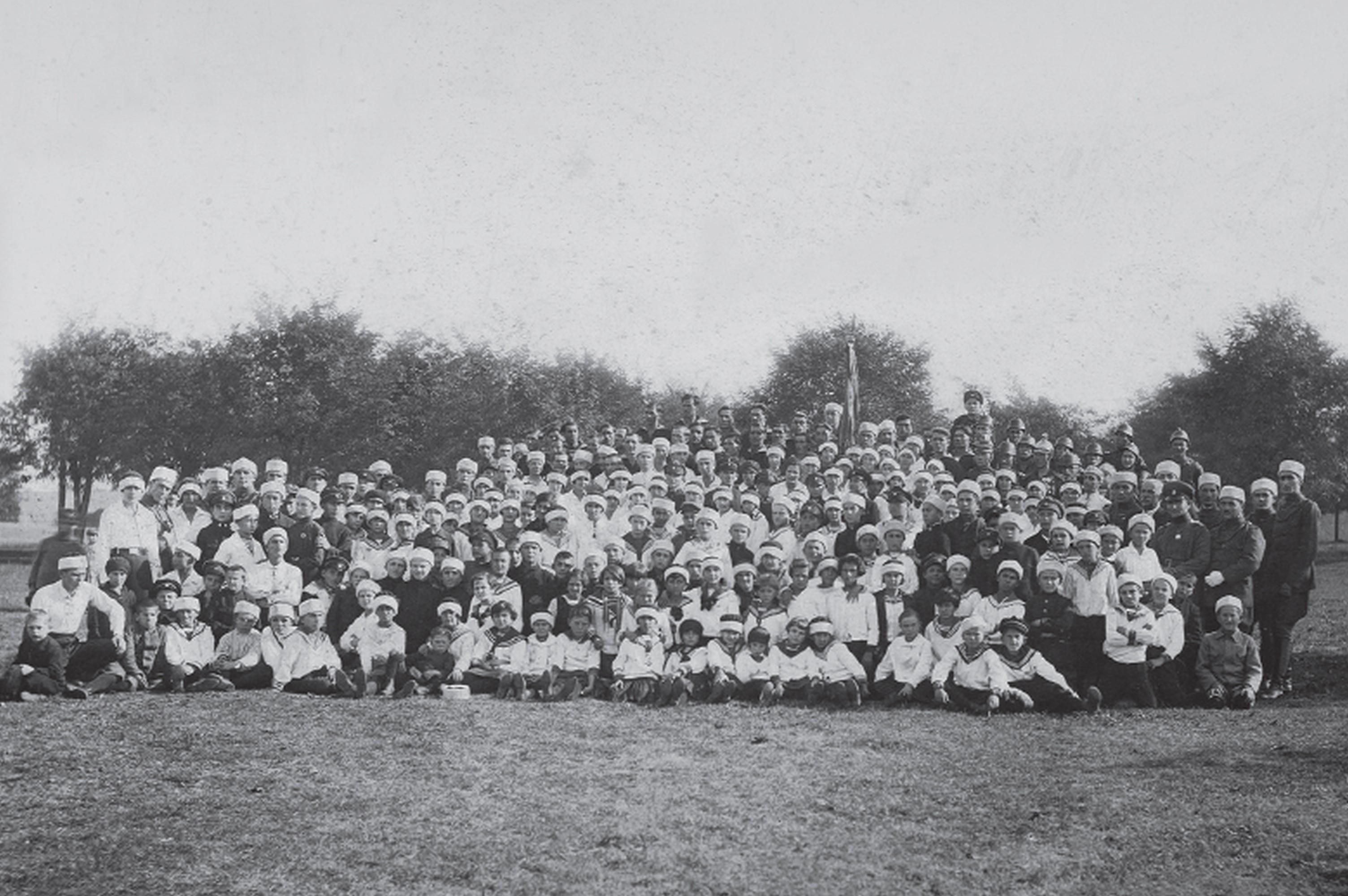 Юнашкото дружество в пълен състав, с моряшката и пожарникарската чети, 1932 г. svishtov_13.jpg